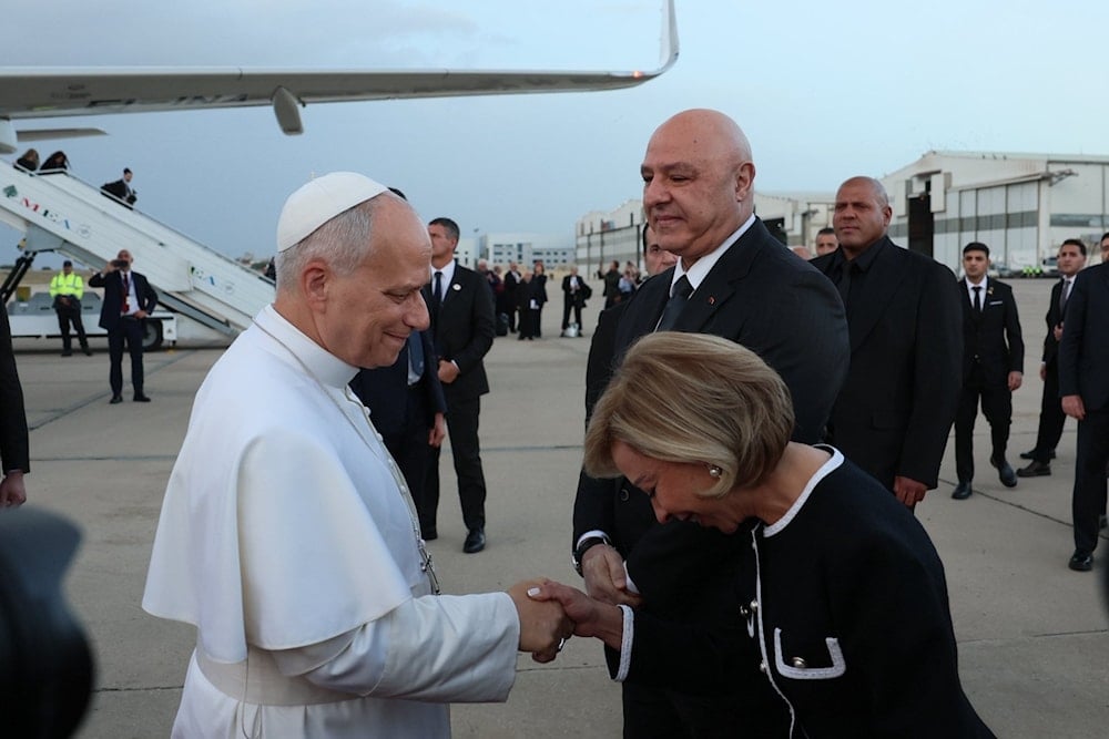 El presidente de Líbano, Joseph Aoun, y la Primera Dama, Nemat Aoun, reciben al Papa León XIV en el aeropuerto de Beirut.