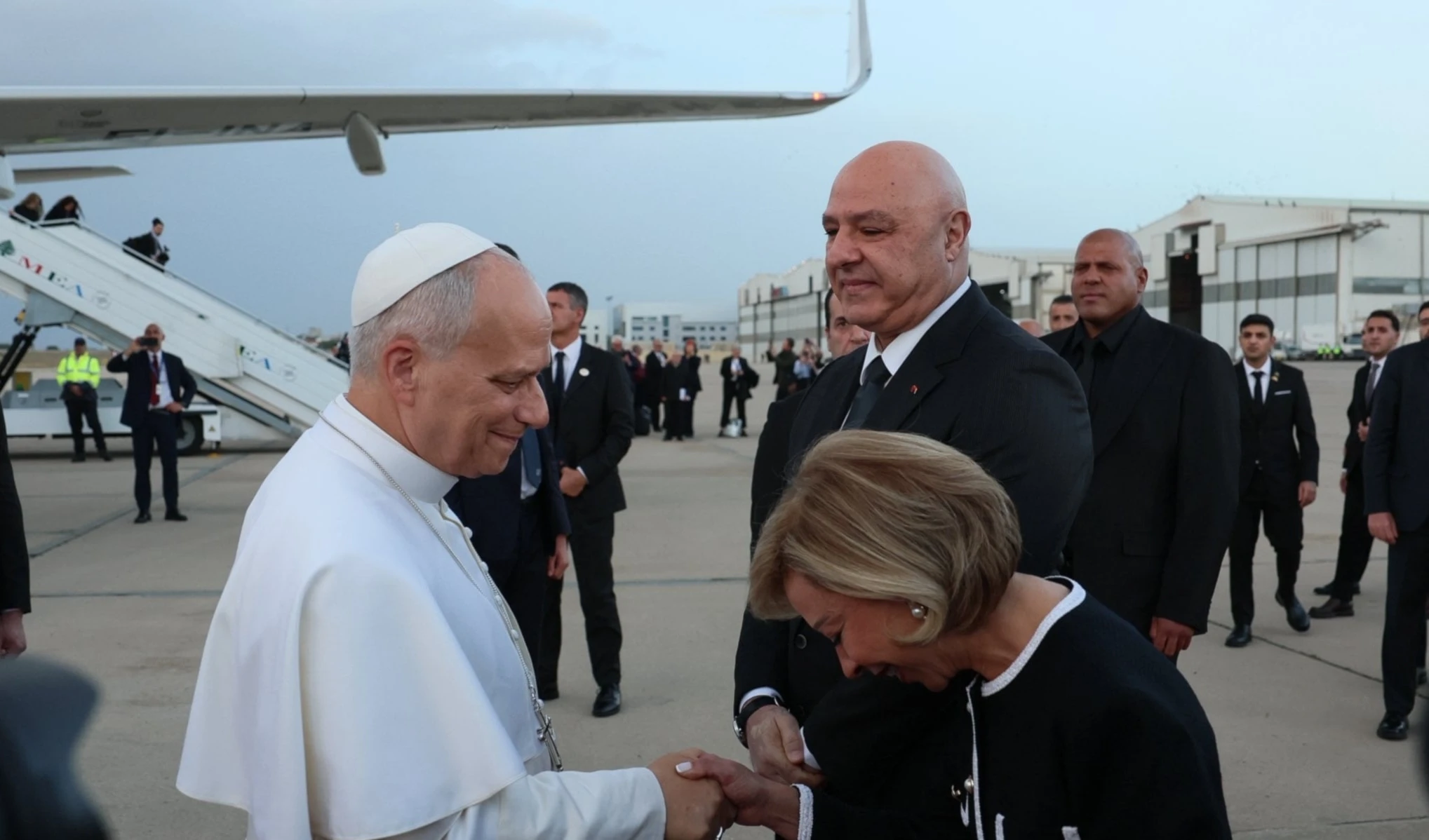 El presidente de Líbano, Joseph Aoun, y la Primera Dama, Nemat Aoun, reciben al Papa León XIV en el aeropuerto de Beirut.