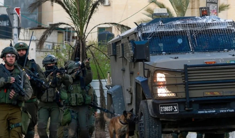 En Hebrón, las fuerzas llevaron a cabo una redada masiva en Surif y allanaron viviendas en Beit Ummar.