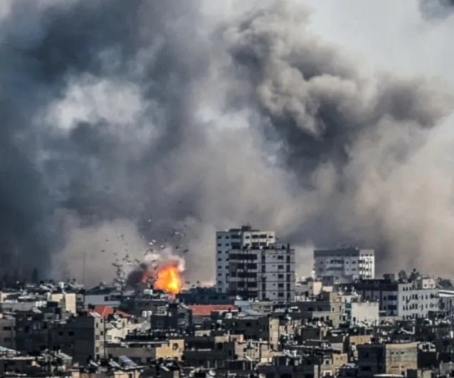 La Defensa Civil evacuó dos mártires y 15 heridos tras un bombardeo de artillería contra una vivienda en el barrio de Al-Tuffah.