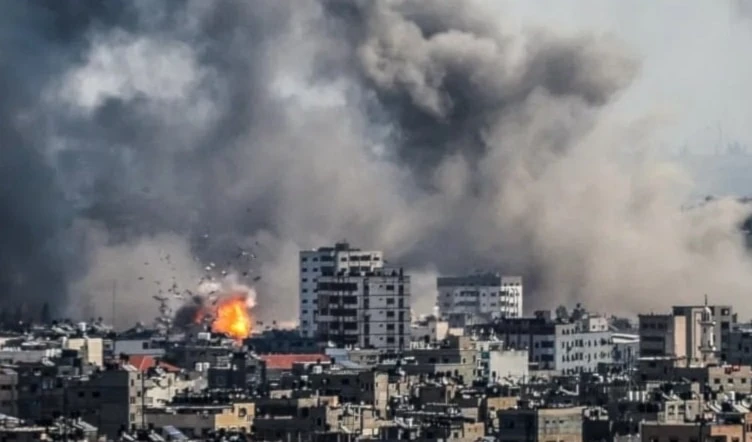 La Defensa Civil evacuó dos mártires y 15 heridos tras un bombardeo de artillería contra una vivienda en el barrio de Al-Tuffah.