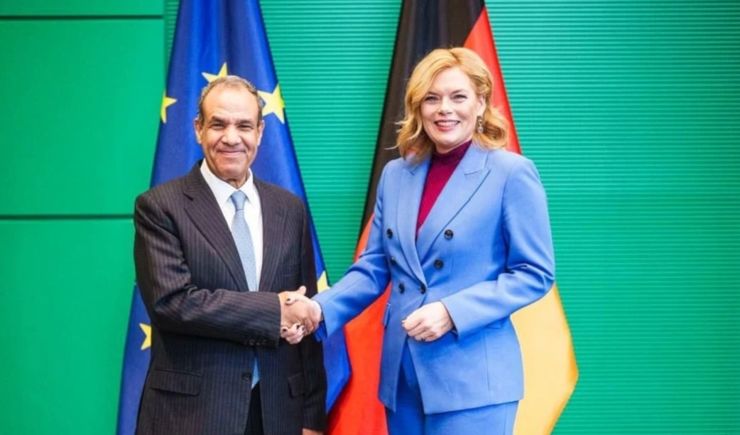 Ministro de Asuntos Exteriores egipcio, Badr Abdelatty, estrecha la mano de la presidenta del Parlamento alemán, Julia Klöckner, en Berlín.