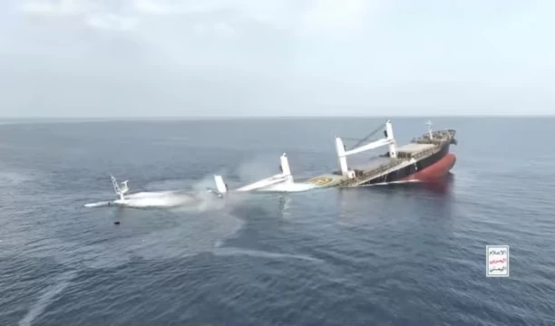 El Eternity C, operado por Grecia y con bandera de Liberia, se hundió tras los ataques de las fuerzas armadas de Yemen. (Foto: Medios Yemenitas)