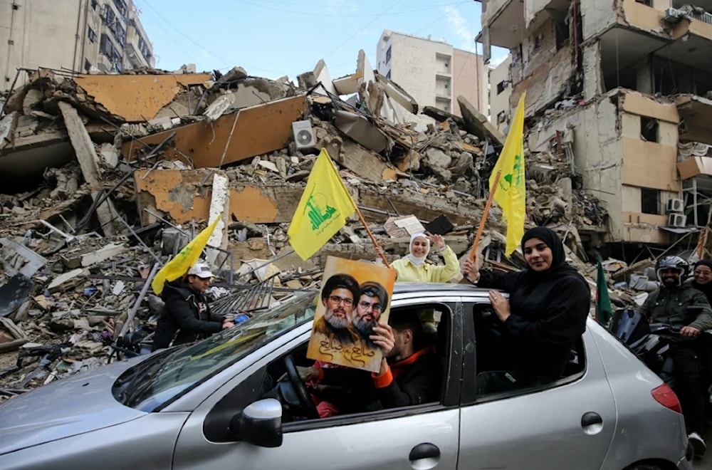 Los habitantes del sur del Líbano regresan a sus pueblos, izando las banderas de Hizbullah y de su Secretario General, el mártir Sayyed Hassan Nasrallah.