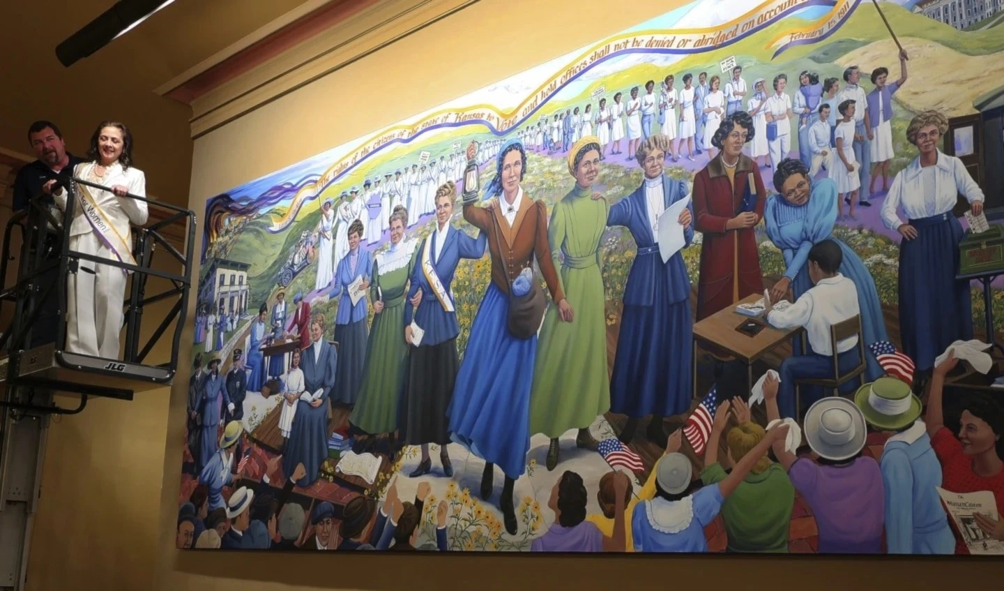 Presentan mural en honor a las sufragistas en Kansas, Estados Unidos. Foto: AP.