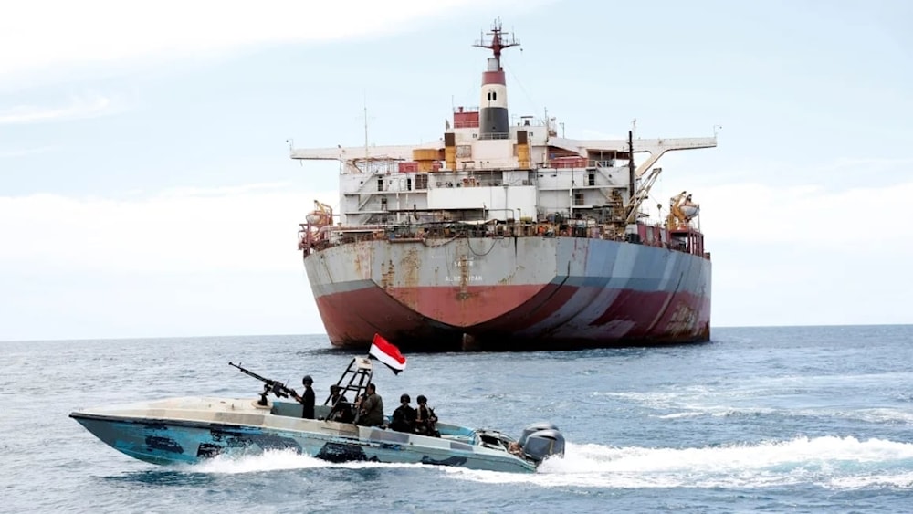 Primer barco prohibido durante la guerra cruza el Mar Rojo hacia Sana