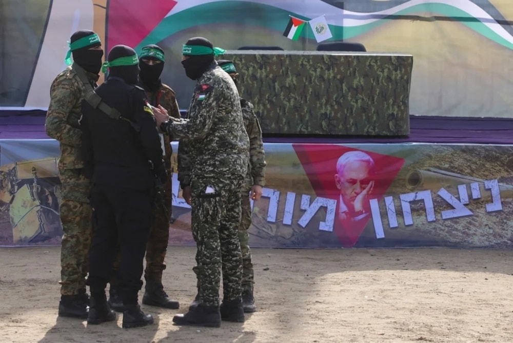 Combatientes de Hamas antes de entregar a tres prisioneros israelíes en Deir al-Balah.