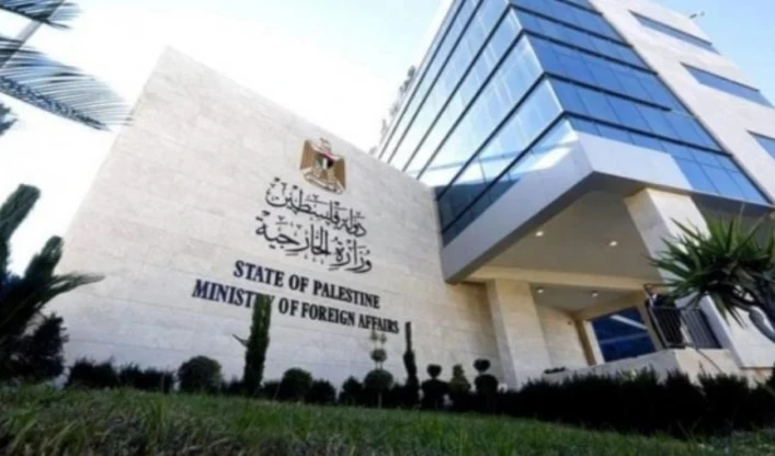 La cancillería palestina denunció que Netanyahu y su gobierno intentan encubrir los crímenes de genocidio, desplazamiento y anexión cometidos contra el pueblo palestino, en especial la limpieza étnica y la destrucción total de Gaza.