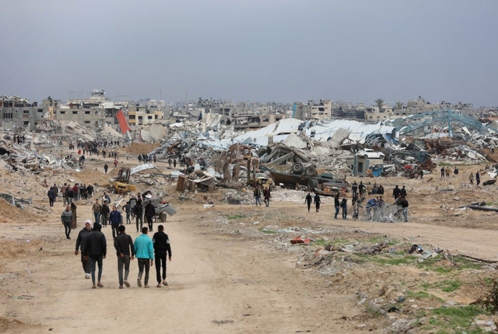 Desplazados palestinos cruzan el eje de Netzarim.