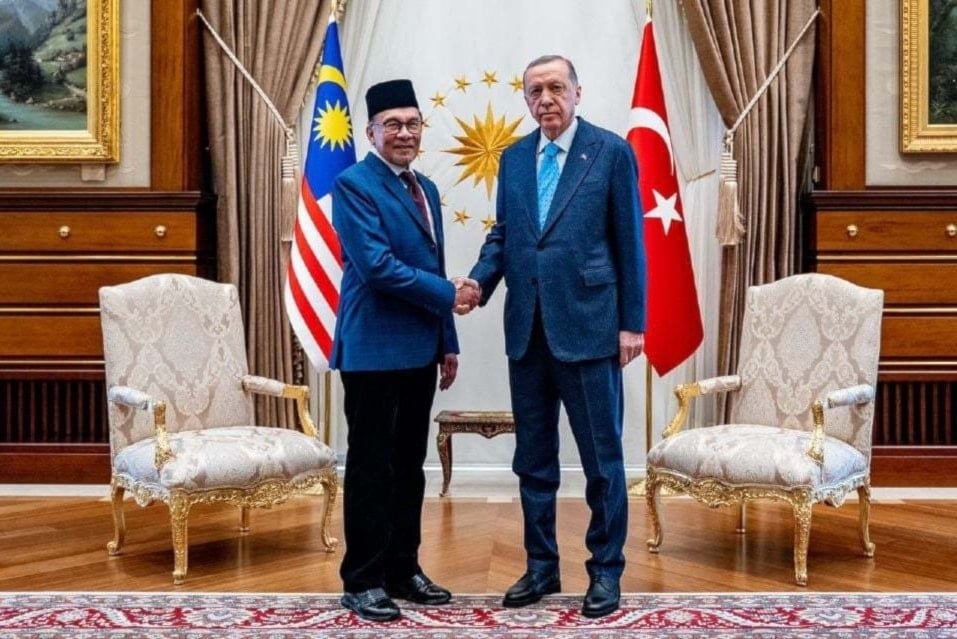 Recep Tayyip Erdogan y el primer ministro de Malasia, Anwar Ibrahim, durante su encuentro en la nación asiática. 