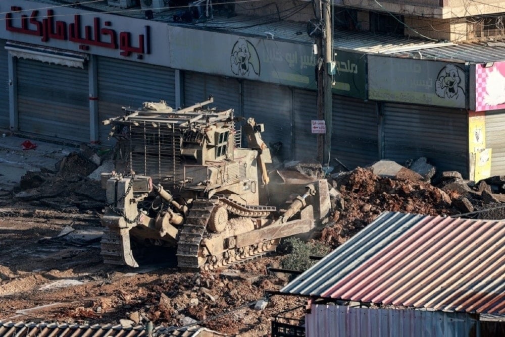 Excavadora israelí intenta demoler estructuras en el campamento de Al-Fara. 