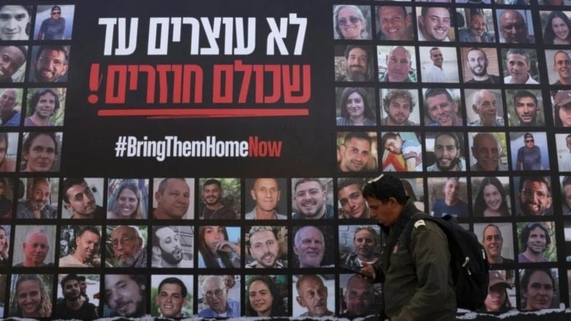 Cartel donde aparecen las fotos de los prisioneros israelíes en Gaza.