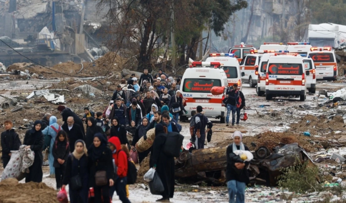 Desplazados palestinos regresan a sus lugares de origen al norte de la Franja de Gaza.