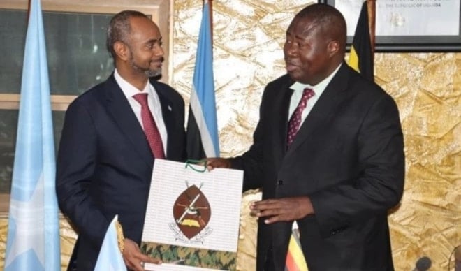 El ministro de Defensa somalí, Abdulkadir Mohamed Nur, y su homólogo ugandés, Jacob Oboth Oboth, titular de Defensa y Asuntos de los Veteranos.