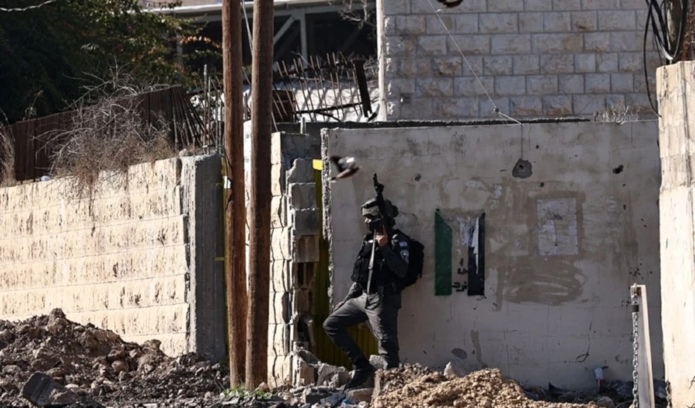 Soldado israelí durante el asalto a Yenín. Soldado israelí durante el asalto a Yenín.