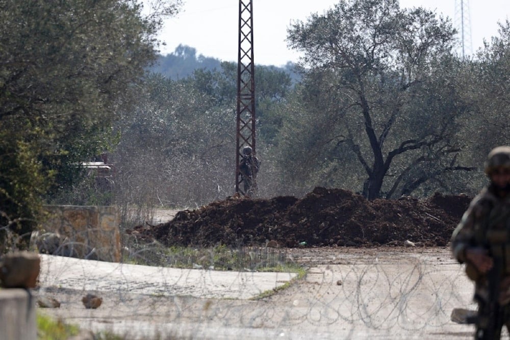 Soldados israelíes en Deir Mimas, detrás de un puesto de control para impedir el regreso de los habitantes a las aldeas fronterizas.