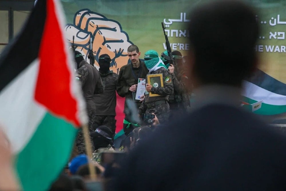 Resistencia palestina entrega a un prisionero israelí en la Franja de Gaza. 8 de febrero de 2025 (Foto: AFP)