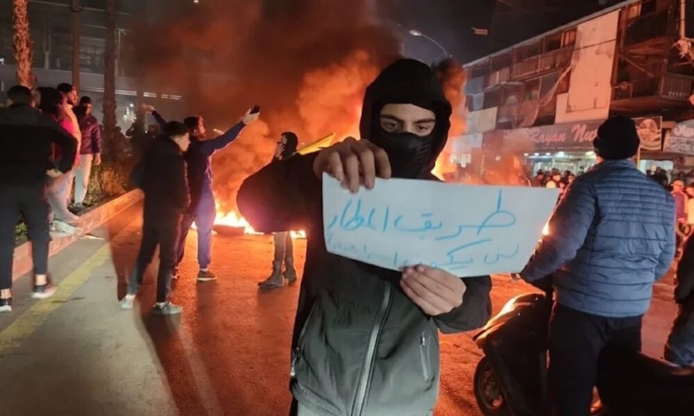 Manifestantes bloquean la carretera del aeropuerto de Beirut, Líbano