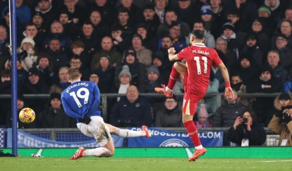 Liverpool empata y conserva cima en fútbol inglés.