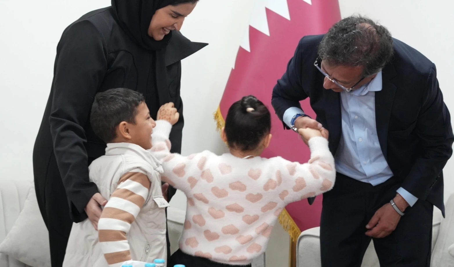 Petro durante su visita a un hospital en Doha, Qatar, donde atienden a niños palestinos durante el genocidio israelí en la Franja de Gaza.