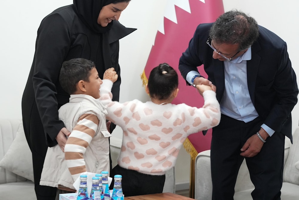 Petro durante su visita a un hospital en Doha, Qatar, donde atienden a niños palestinos durante el genocidio israelí en la Franja de Gaza.