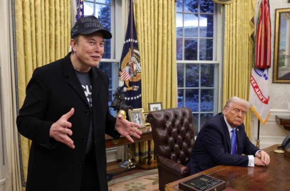 Elon Musk junto al presidente Donald Trump en la oficina oval.