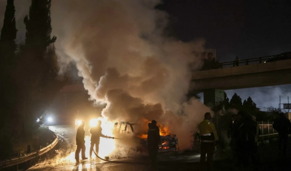 Vehículo de la UNIFIL es incendiado durante las protestas. Vehículo de la UNIFIL es incendiado durante las protestas.