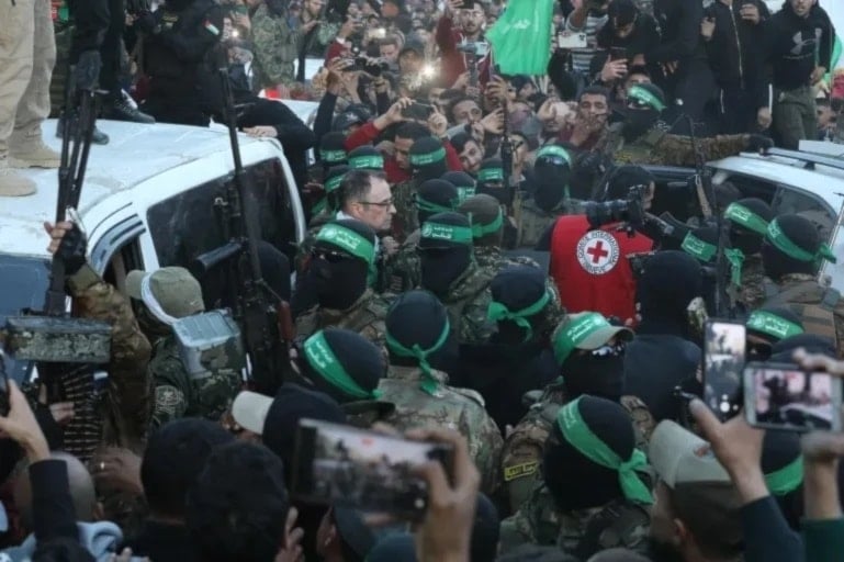 Escena del intercambio de prisioneros en la Franja de Gaza.