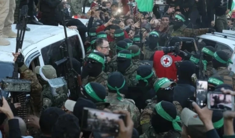 Escena del intercambio de prisioneros en la Franja de Gaza.