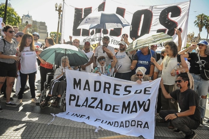 Las organizaciones sindicales, de derechos humanos y políticas protagonizaron la masiva movilización en Plaza de Mayo contra el ataque del gobierno a los espacios de Memoria.