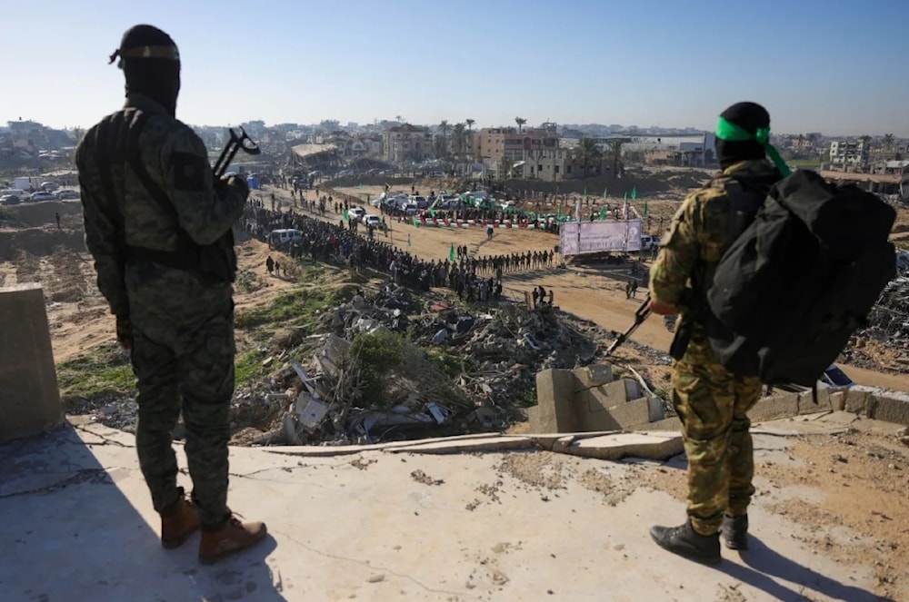 La Resistencia palestina entregó este sábado a otros tres prisioneros israelíes a la Cruz Roja Internacional en Khan Yunis, en medio de un amplio despliegue de sus efectivos. (Foto: AFP)