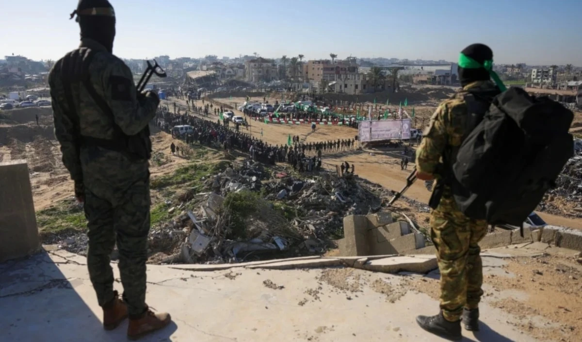 La Resistencia palestina entregó este sábado a otros tres prisioneros israelíes a la Cruz Roja Internacional en Khan Yunis, en medio de un amplio despliegue de sus efectivos. (Foto: AFP)