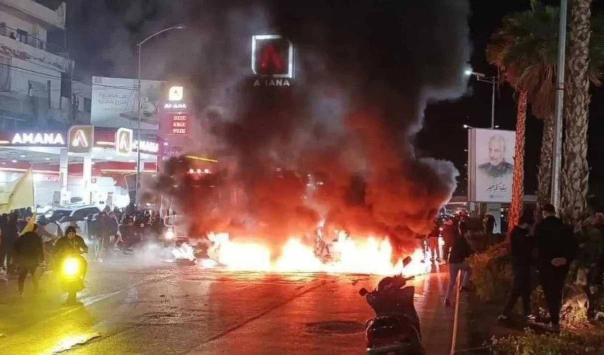 Disturbios ocurridos en la carretera hacia el Aeropuerto Internacional de Beirut tras la cancelación de los vuelos entre Líbano e Irán.