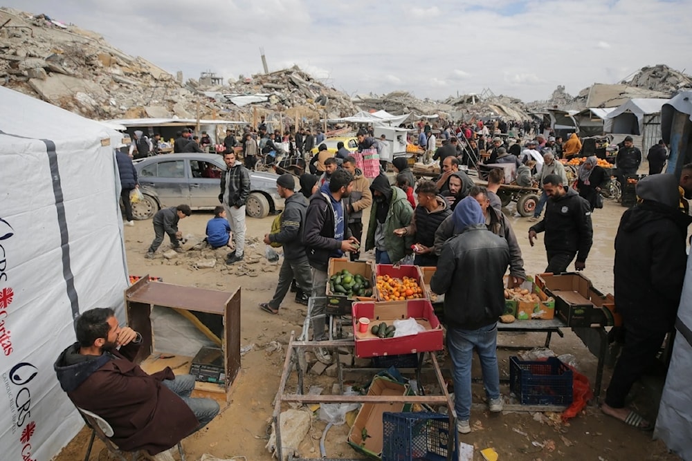 Vendedor de verduras en medio de la destrucción provocada por el ejército israelí en Gaza.Foto: AP