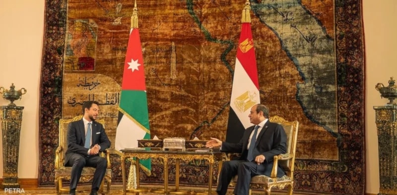 El presidente de Egipto, Abdel Fattah El-Sisi, sostiene un encuentro en El Cairo con el príncipe heredero de Jordania, Hussein bin Abdullah II.