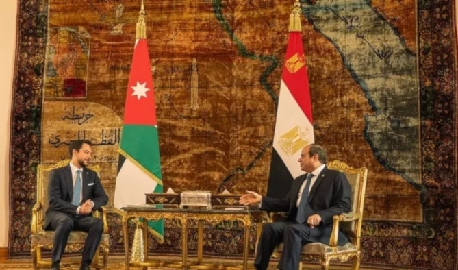 El presidente de Egipto, Abdel Fattah El-Sisi, sostiene un encuentro en El Cairo con el príncipe heredero de Jordania, Hussein bin Abdullah II.
