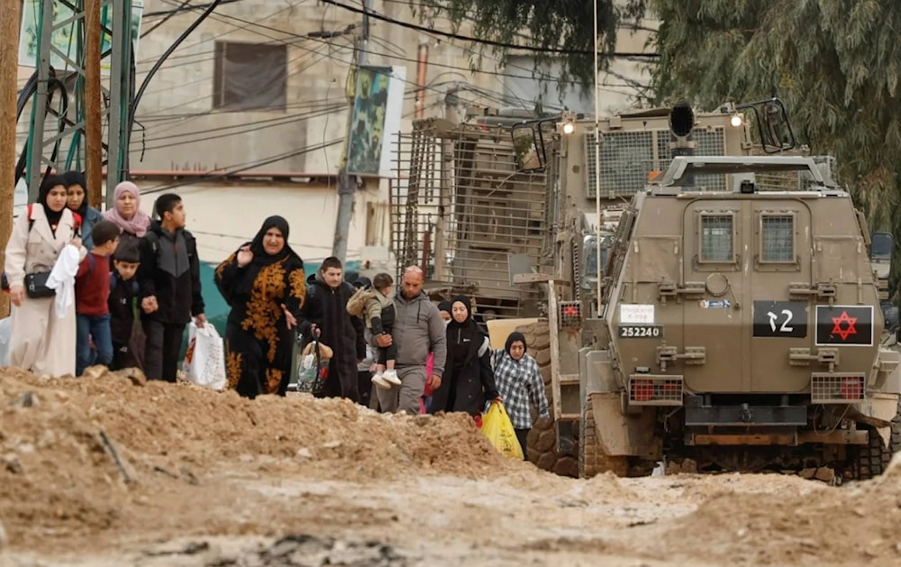 Palestinos huyen del campamento de Yenín, en Cisjordania.