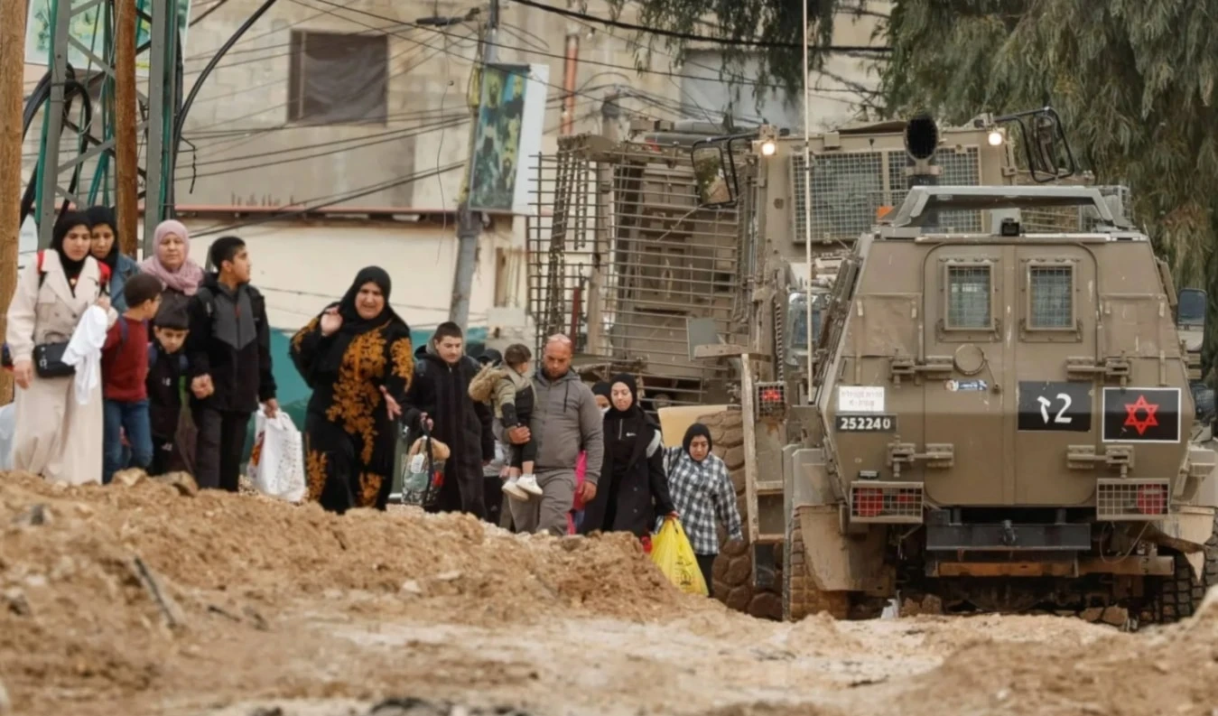 Palestinos huyen del campamento de Yenín, en Cisjordania.