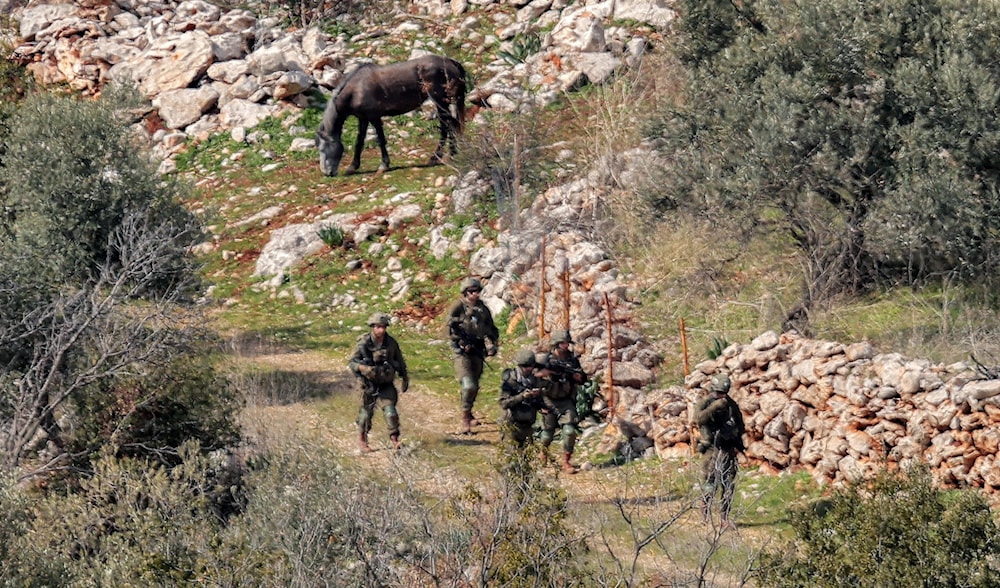 Fuerzas del ejército israelí patrullan la aldea de Kfar Shuba en el sur del Líbano.