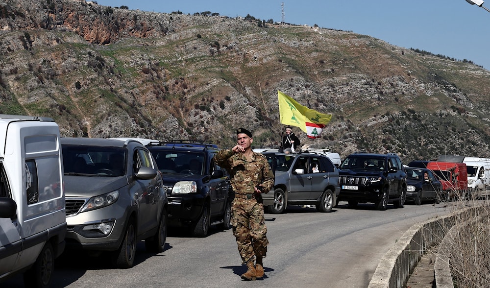 Los libaneses ingresan a su aldea de Kfar Kila, acompañados por el ejército, desde la dirección de Deir Mimas en el sur del país. (Foto: Redes sociales)