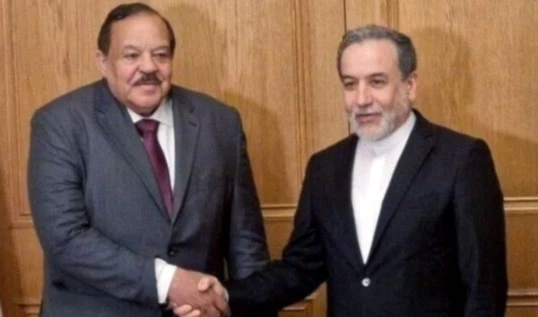 El ministro de Asuntos Exteriores de Irán, Abbas Araghchi, y su homólogo de Sudán, Ali Yusuf Al-Sharif.