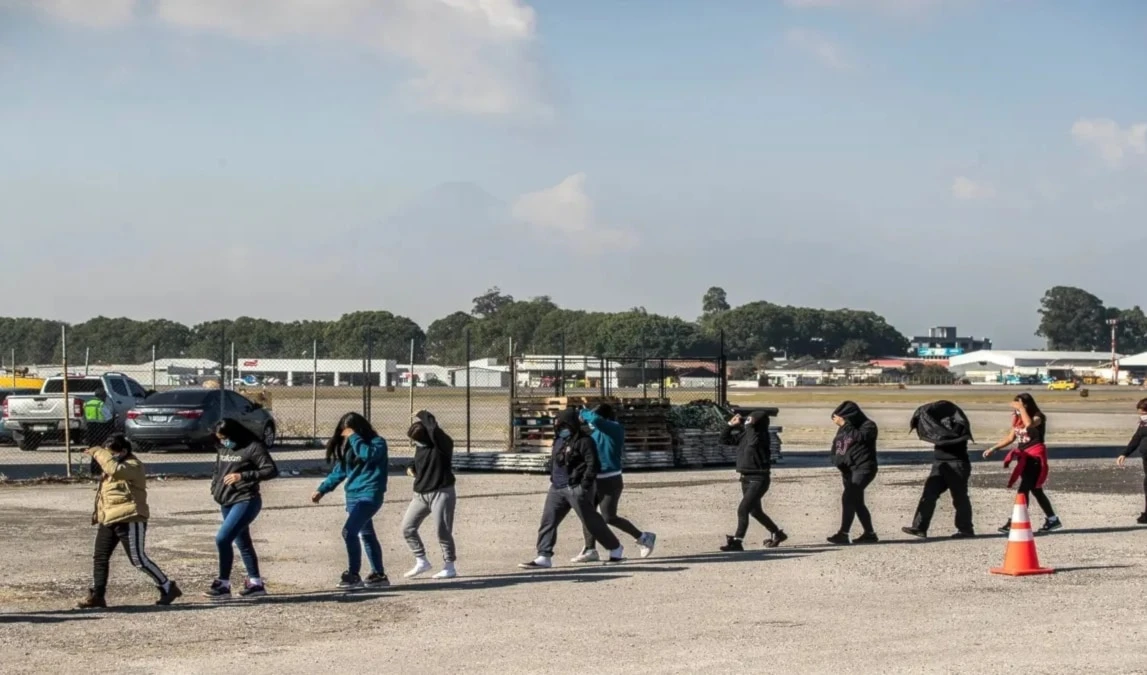Países latinoamericanos continúan recibiendo deportados desde EE.UU