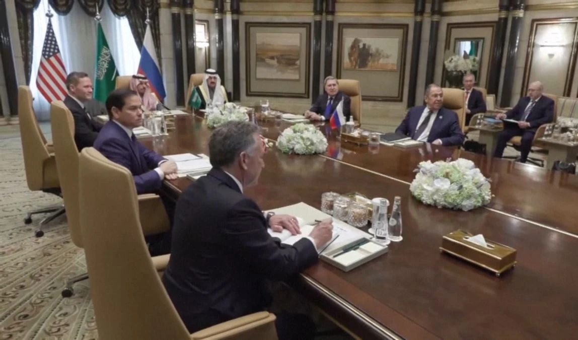 Jefes de las diplomacias de Rusia y EE. UU. sostienen reunión en Riad, capital de Arabia Saudita.