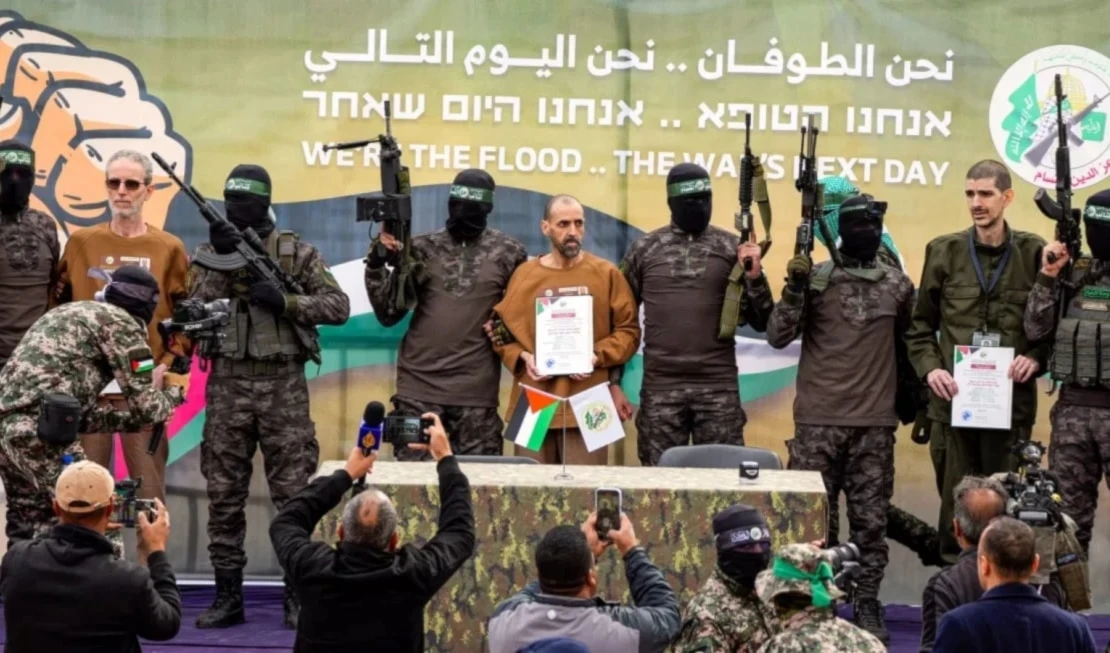 El pasado sábado Hamas entregó otros tres prisioneros israelíes. El pasado sábado Hamas entregó otros tres prisioneros israelíes.