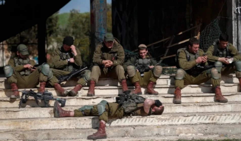 Soldados israelíes exhaustos por la guerra en varios frentes. Soldados israelíes exhaustos por la guerra en varios frentes.