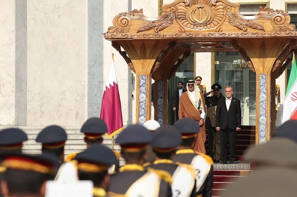 El presidente de Orán, Masoud Pezeshkian, recibe al emir de Qatar, Tamim bin Hamad Al Thani.