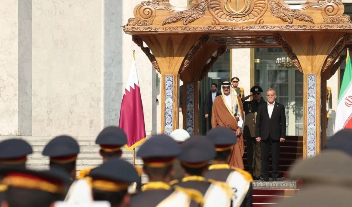 El presidente de Orán, Masoud Pezeshkian, recibe al emir de Qatar, Tamim bin Hamad Al Thani.