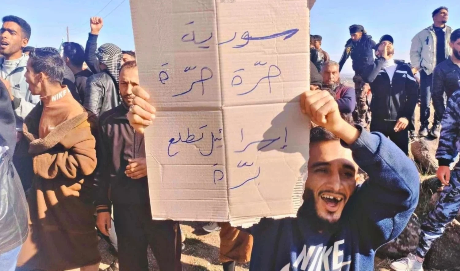 Sirios en Daraa protestan contra la ocupación israelí. Sirios en Daraa protestan contra la ocupación israelí.