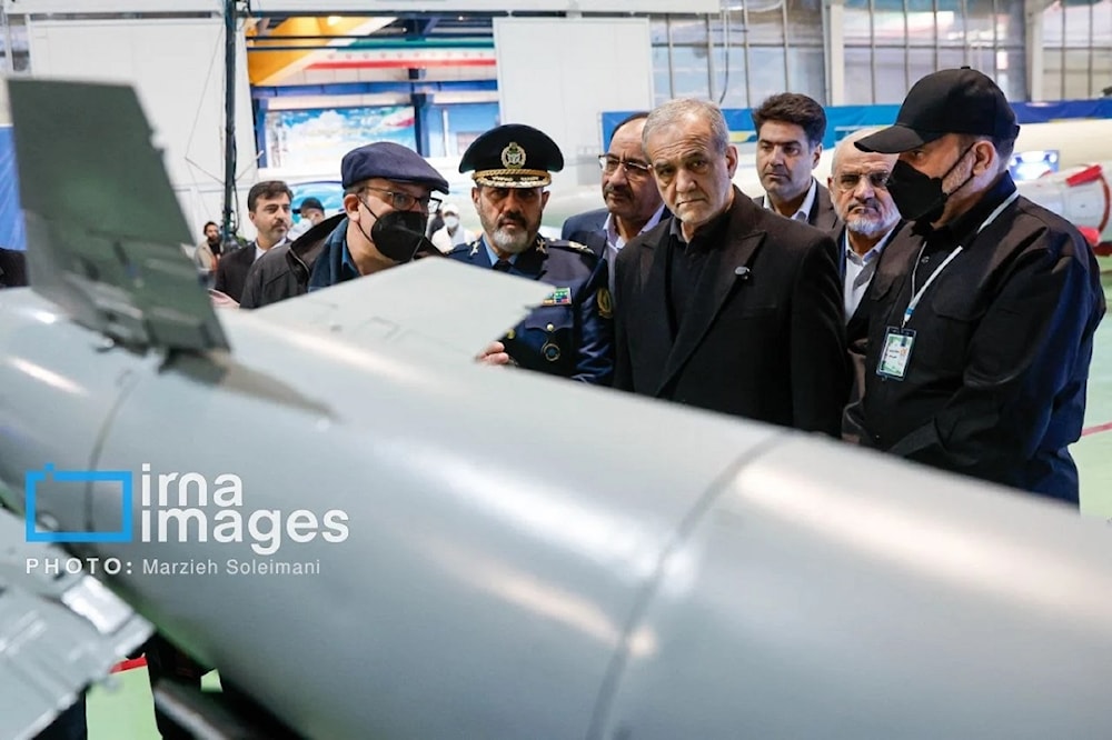 El presidente de Irán, Masoud Pezeshkian, durante una exposición de logros del Ministerio de Defensa.