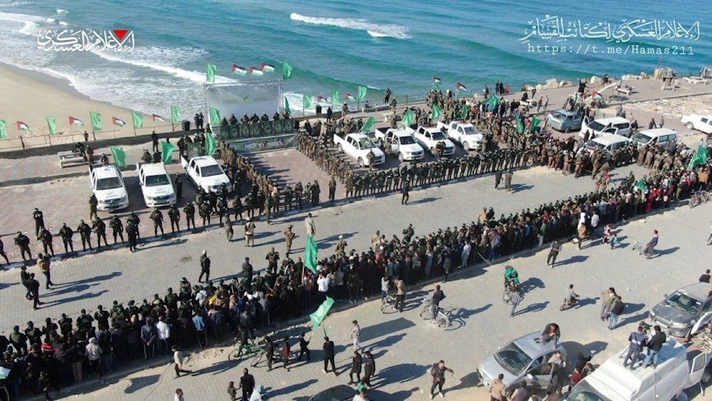 Miembros de las Brigadas Al Qassam, brazo armado de Hamas, entregan a prisioneros israelíes en Gaza.